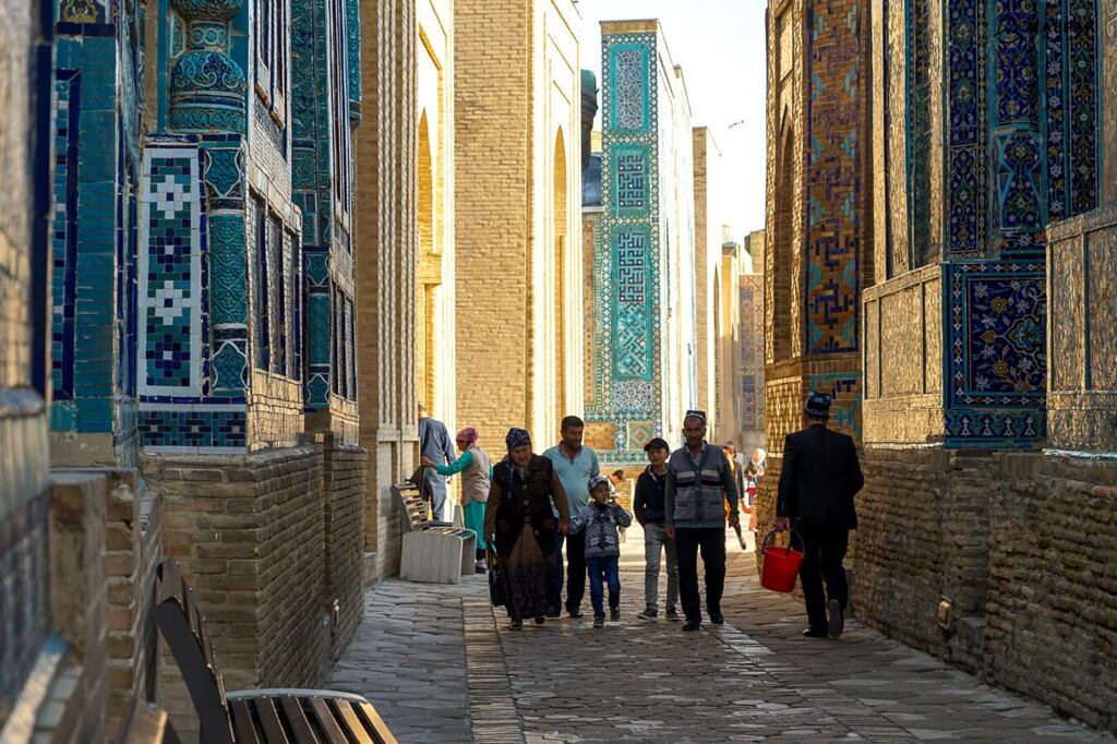 samarkand-blue-buildings-people